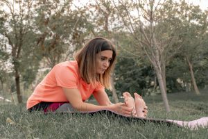 Morning Yoga Routine for Beginners: Gear & 7-Day Guide 2026